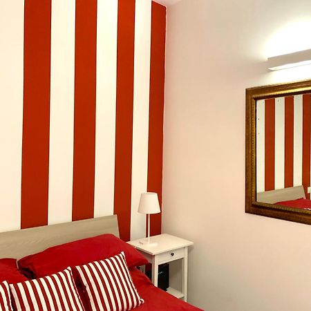 Casa Giulia, Nuovo Appartamento In Centro! Неаполь Экстерьер фото